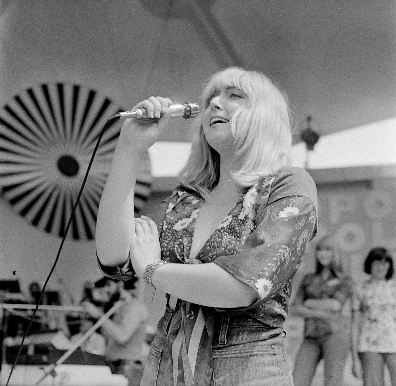 Maryla Rodowicz w 1976 r. pojawiła się zarówno solo, jak i gościnnie z zespołem Skaldowie. Widzowie mogli ją zobaczyć podczas koncertów Zamiast przebojów ("Damą być", "Ludzkie gadanie" z Sewerynem Krajewskim i "Dziś prawdziwych Cyganów już nie ma" ze Skaldami) oraz Mikrofon i Ekran ("Damą być", "Sing, Sing" i ponownie "Dziś prawdziwych Cyganów już nie ma" ze Skaldami.