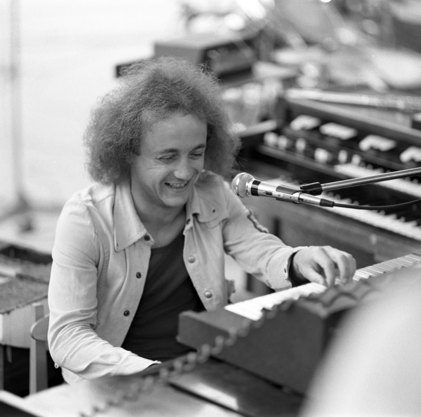Józef Skrzek z grupą SBB w 1975 r. pojawił się podczas koncertu Przeboje sezonu ("Z których krwi krew moja"). Razem ze swoim zespołem i grupą Alibabki wsparł także Halinę Frąckowiak w koncercie Mikrofon i Ekran ("Brzegi łagodne").