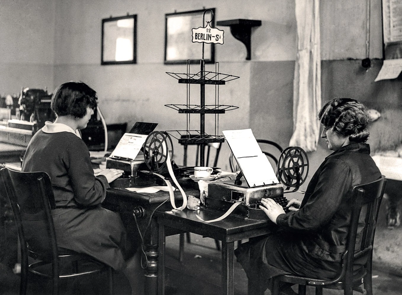 Pracownia urzędu pocztowego obsługująca aparat Siemensa do nadawania telegrafów, 1929