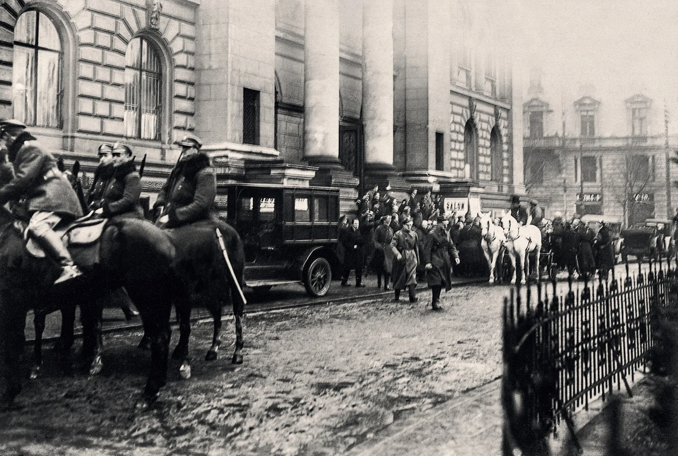 Przed gmachem Zachęty po zamachu na prezydenta Gabriela Narutowicza, 16.12.1922
