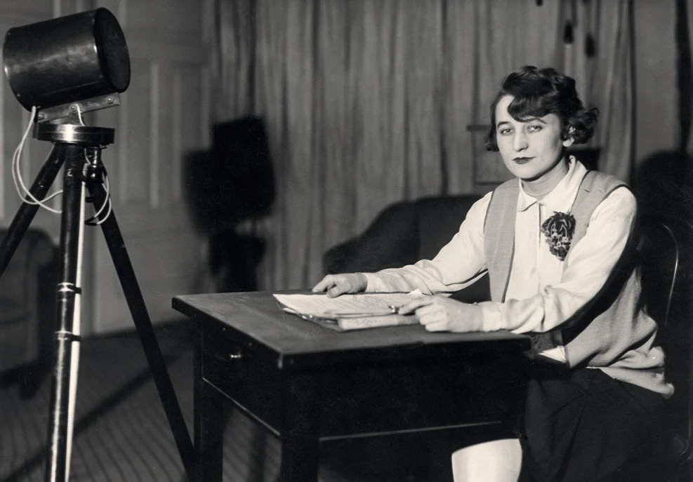 W Polskim Radiu. Halina Sztompkówna - I spikerka Polskiego Radia w studiu przy ul. Kredytowej, 1926-27