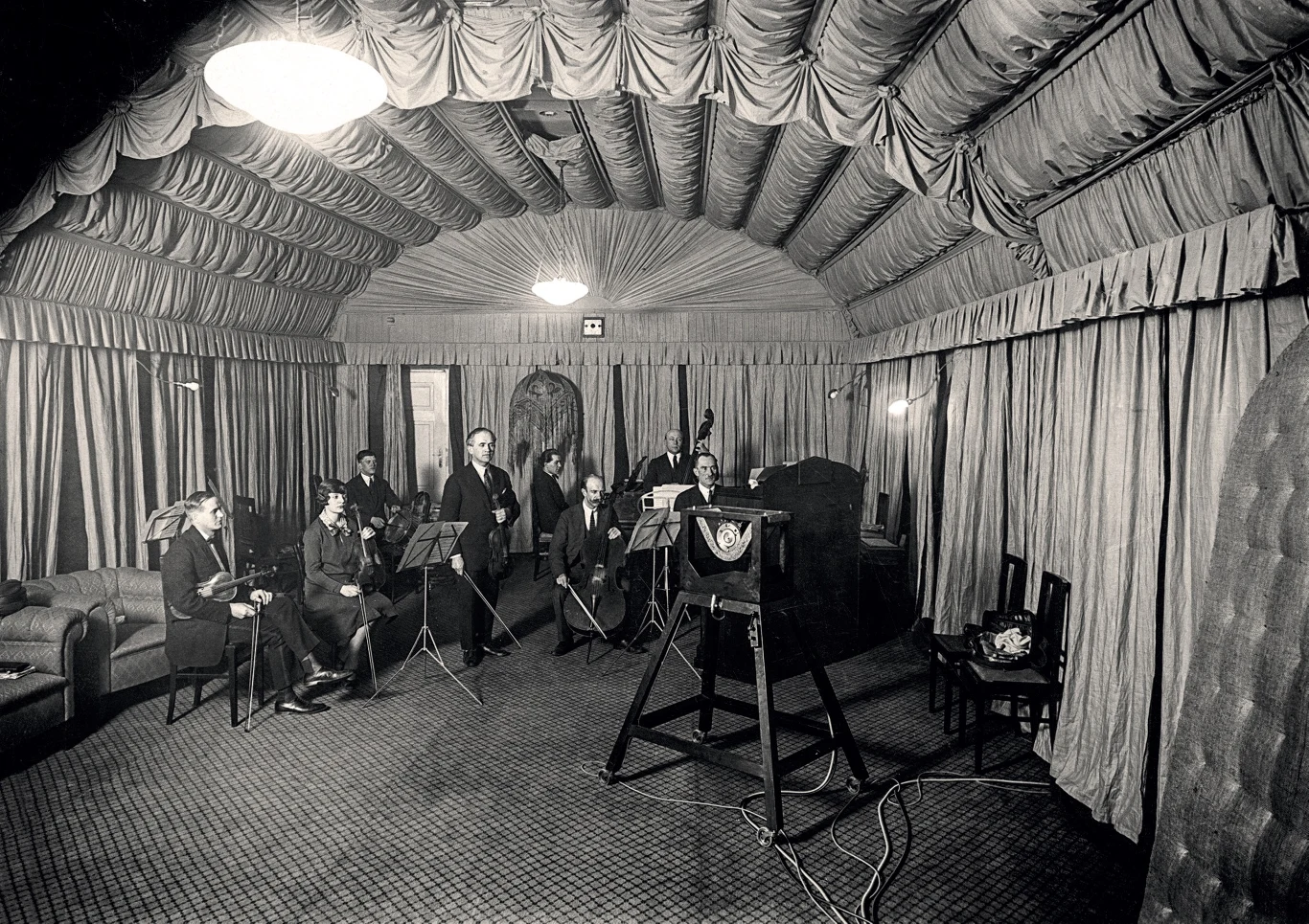 W studiu przy ul. Kredytowej, 1926-27