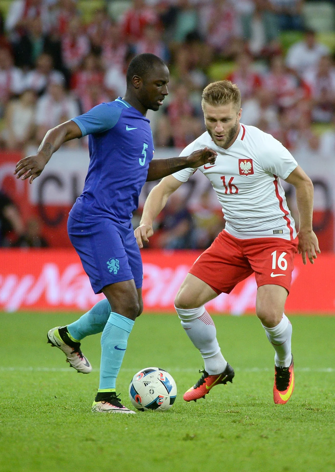 Jakub Błaszczykowski (P) i Holender Jetro Willems Jakub Błaszczykowski (P) i Holender Jetro Willems