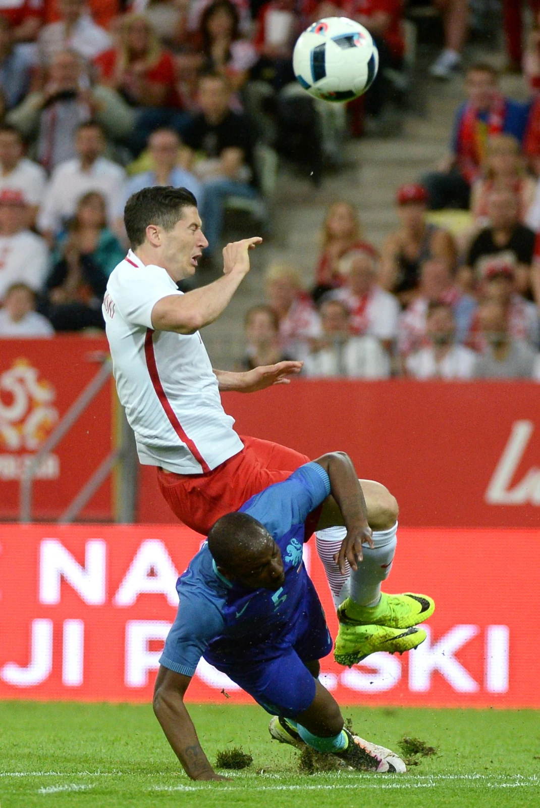 Robert Lewandowski (góra) i Holender Jetro Willems Robert Lewandowski (góra) i Holender Jetro Willems