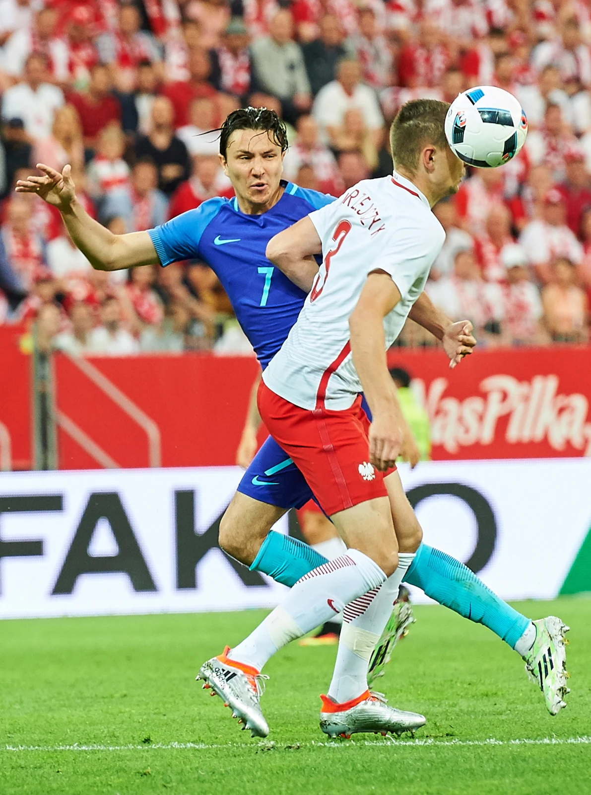 Artur Jędrzejczyk (P) i Holender Steven Berghuis Artur Jędrzejczyk (P) i Holender Steven Berghuis