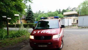 Straż pożarna na miejscu zdarzenia w Puszczykowie, gdzie nad rzeką Wartą doszło do utonięcia kobiety i jej małoletniego syna