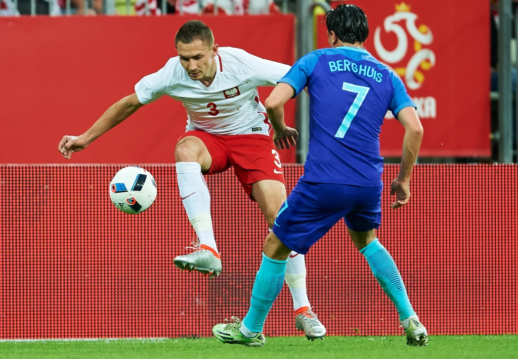 Artur Jędrzejczyk (L) i Holender Steven Berghuis Artur Jędrzejczyk (L) i Holender Steven Berghuis