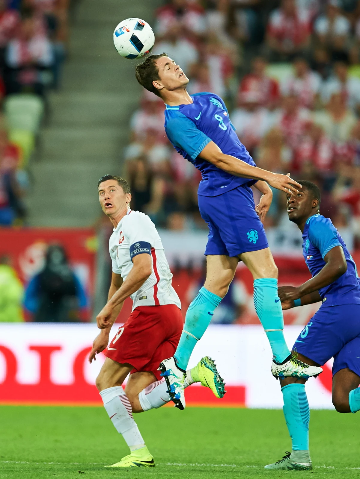 Robert Lewandowski (L) i Holender Marco van Ginkel Robert Lewandowski (L) i Holender Marco van Ginkel