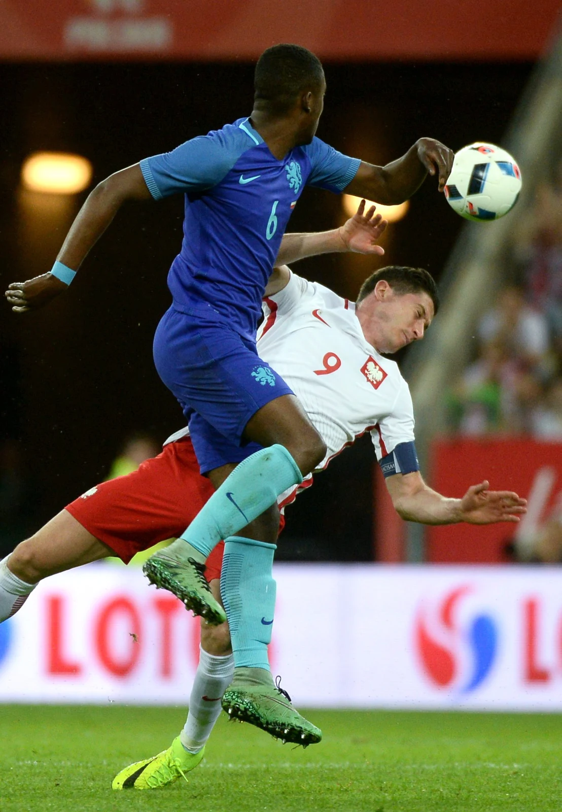 Robert Lewandowski (P) i Holender Riechedly Bazoer Robert Lewandowski (P) i Holender Riechedly Bazoer