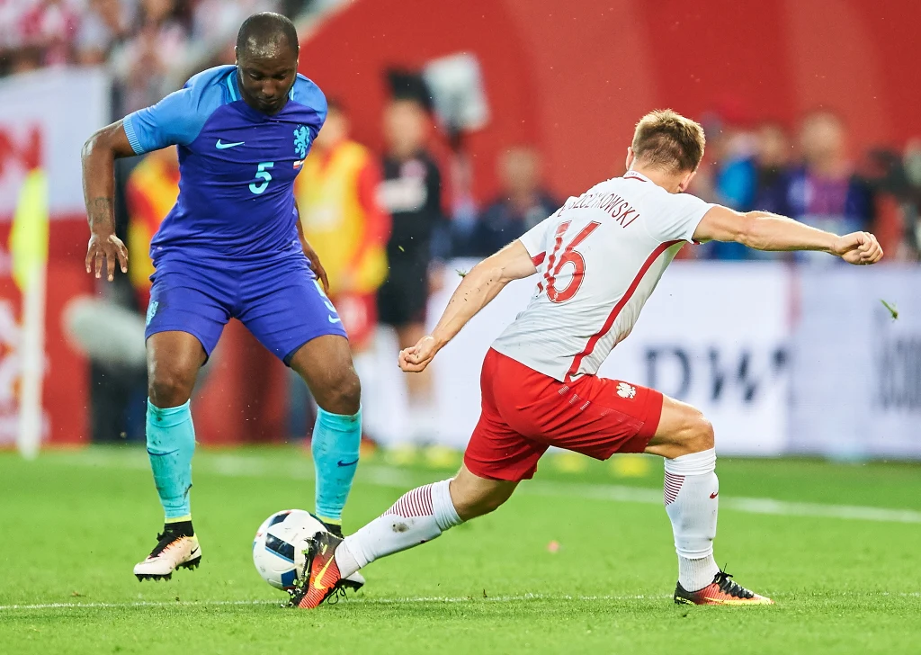 Jakub Błaszczykowski (P) i Holender Jetro Willems Jakub Błaszczykowski (P) i Holender Jetro Willems