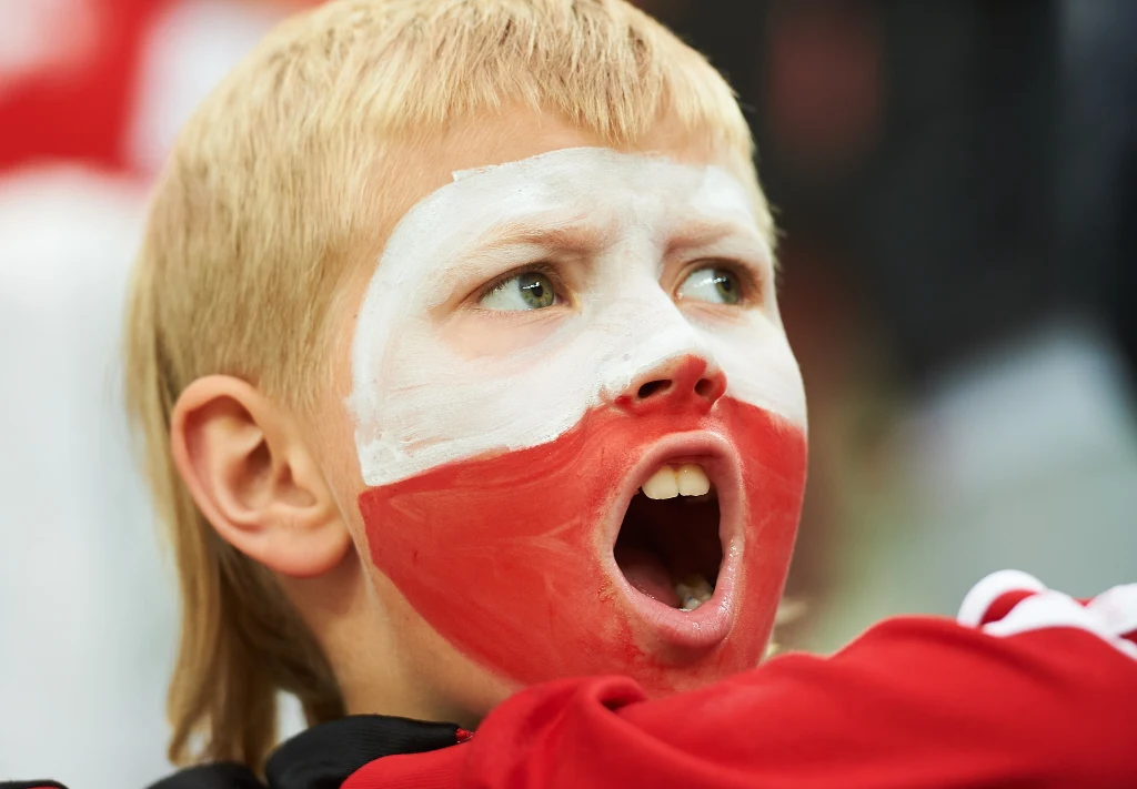 Młody kibic na trybunach Młody kibic na trybunach
