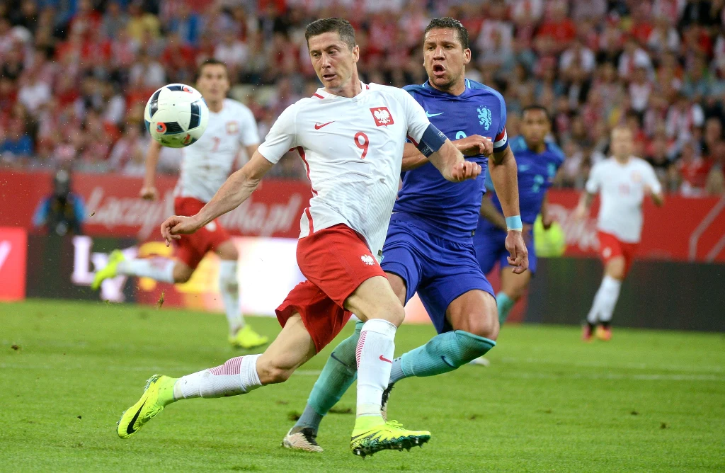Robert Lewandowski (L) i Holender Jeffrey Bruma Robert Lewandowski (L) i Holender Jeffrey Bruma