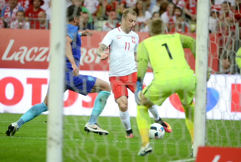 Kamil Grosicki (C) oraz Holender Virgil van Dijk (L) i Jasper Cillessen Kamil Grosicki (C) oraz Holender Virgil van Dijk (L) i Jasper Cillessen