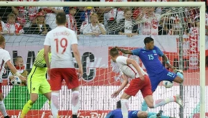 Artur Jędrzejczyk (drugi z prawej) zdobywa wyrównującą bramkę w meczu z Holandią