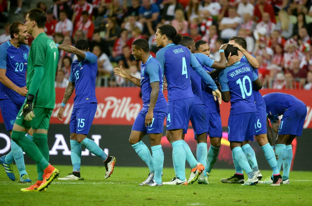 Holenderscy piłkarze cieszą się ze zdobycia drugiej bramki Holenderscy piłkarze cieszą się ze zdobycia drugiej bramki