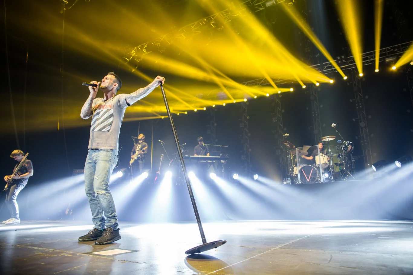 Adam Levine podczas "Sunday Morning" przedstawił swoich mniej znanych, ale odwalających kawał roboty, kolegów. 