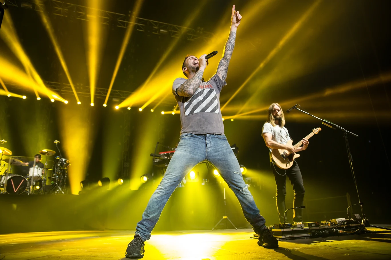 Maroon 5 z Levinem na czele nie stawiają na efektowność. Jeżeli ktoś wybiera się na ich koncert, aby zobaczyć tuzin tancerek na scenie lub latające drony, to pomylił adresy.