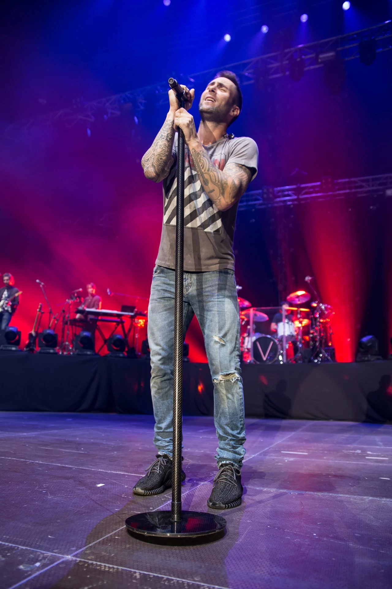Absolutnym liderem i magnesem dla (zwłaszcza) fanek jest wokalista Adam Levine. Absolutnym liderem i magnesem dla (zwłaszcza) fanek jest wokalista Adam Levine.