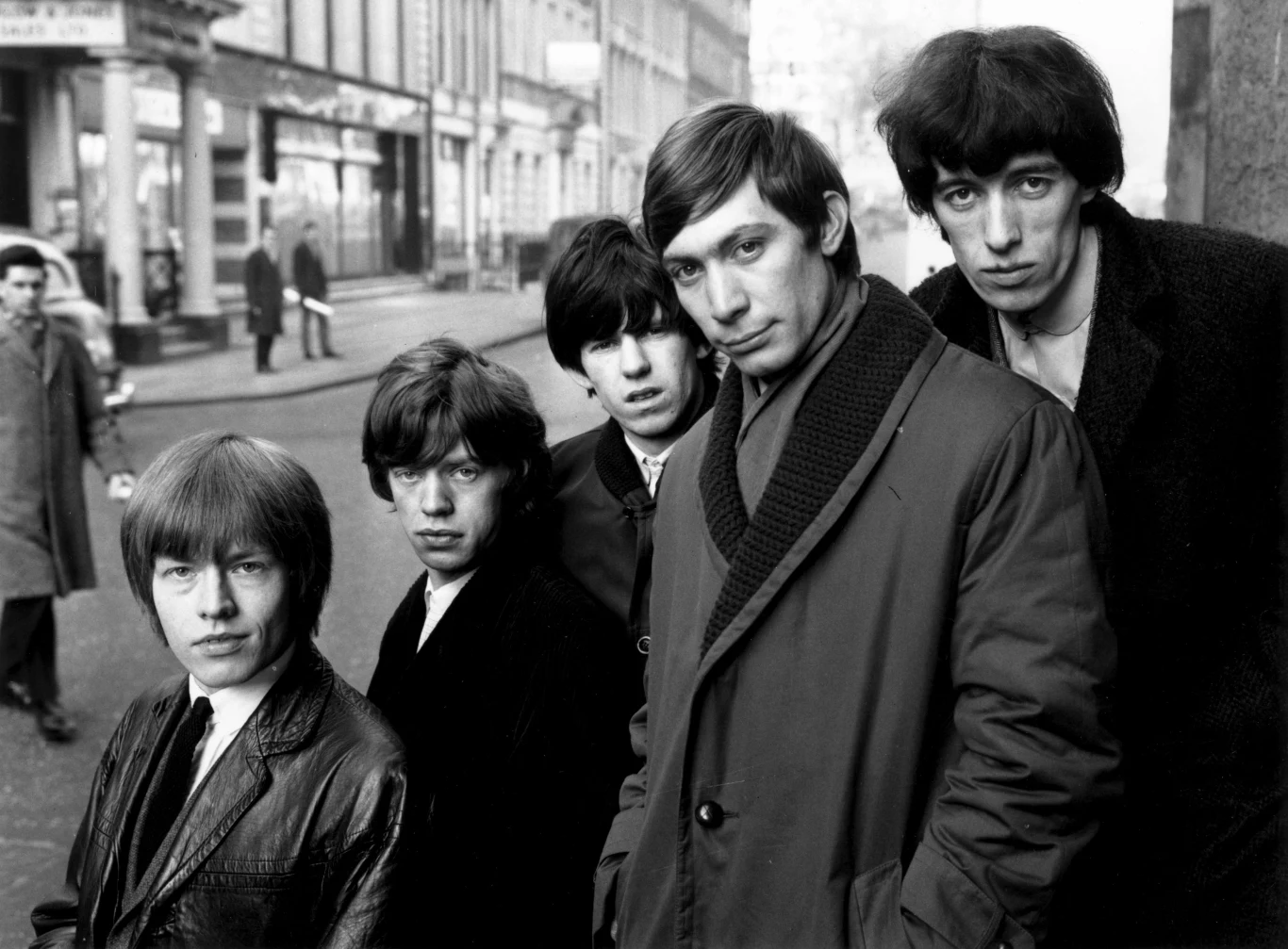 Poza macierzystym zespołem nagrywał i koncertowej z własnymi jazzowymi składami The Charlie Watts Quintet i The Charlie Watts Tentet. Uznawany jest za jednego z najlepiej ubranego muzyka wszech czasów (w 2006 r. trafił na taką listę przygotowaną przez magazyn "Vanity Fair"). Doceniany jest również za umiejętności muzyczne - w 2016 r. znalazł się na 12. miejscu 100 najlepszych perkusistów wszech czasów magazynu "Rolling Stone" (na zdjęciu drugi od prawej - 1964 r.).
