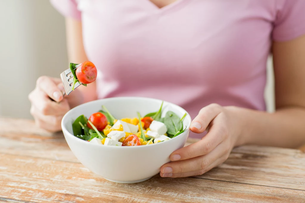 Rodzice coraz częściej decydują się na stosowanie diety opartej na produktach roślinnych także u dzieci, a nawet niemowląt. 