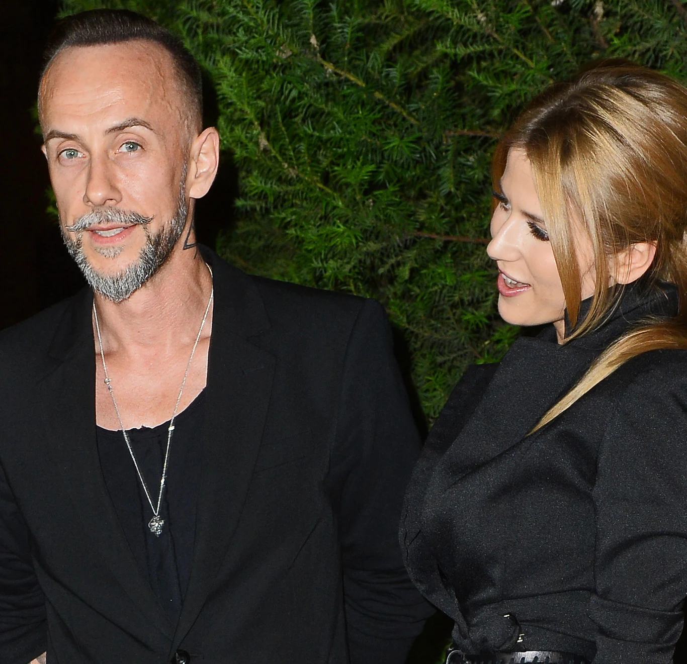 Nergal z tajemniczą nieznajomą Nergal z tajemniczą nieznajomą