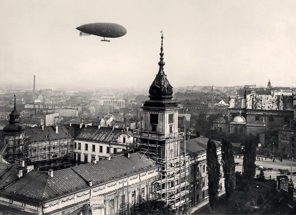 Sterowiec nad Zamkiem Królewskim w Warszawie