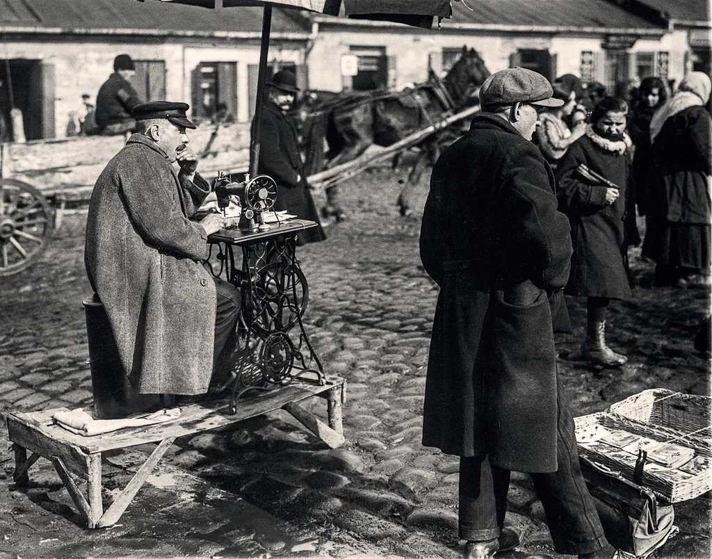 Handel na Placu Kercelego, populrnym Kercelaku. Krawiec z maszyną do szycia Handel na Placu Kercelego, populrnym Kercelaku. Krawiec z maszyną do szycia