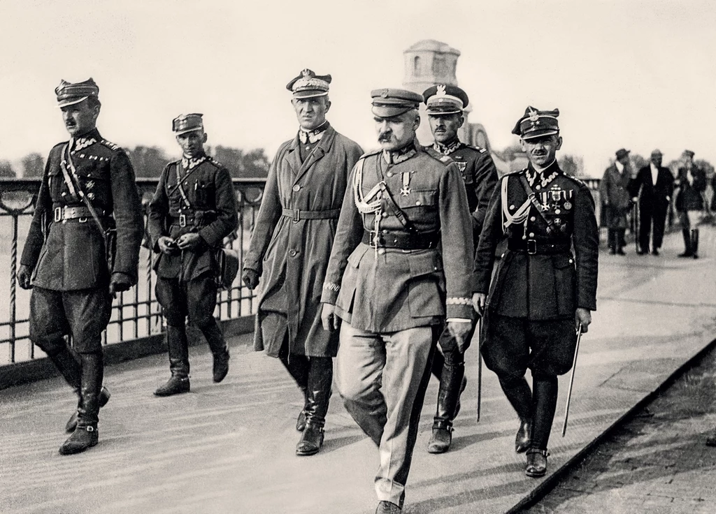Józef Piłsudski w otoczeniu oficerów udaje się na spotkanie z prezydentem Wojciechowskim Józef Piłsudski w otoczeniu oficerów udaje się na spotkanie z prezydentem Wojciechowskim