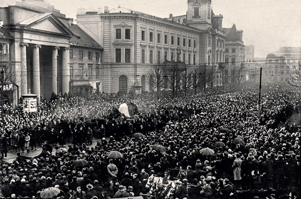 Pogrzeb Stefana Żeromskiego. Krakowskie Przedmieście, na zdjęciu widoczny prezydent Wojciechowski Pogrzeb Stefana Żeromskiego. Krakowskie Przedmieście, na zdjęciu widoczny prezydent Wojciechowski