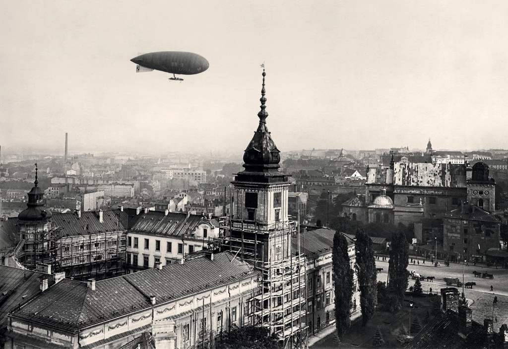Sterowiec wojskowy Lech nad Zamkiem Królewskim Sterowiec wojskowy Lech nad Zamkiem Królewskim