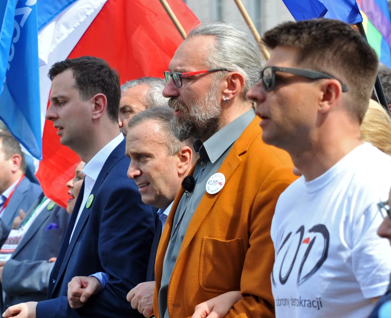 Mateusz Kijowski wśród liderów partii opozycyjnych na manifestacji 7 maja Mateusz Kijowski wśród liderów partii opozycyjnych na manifestacji 7 maja