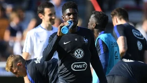 Samuel Umtiti podczas treningu francuskiej kadry