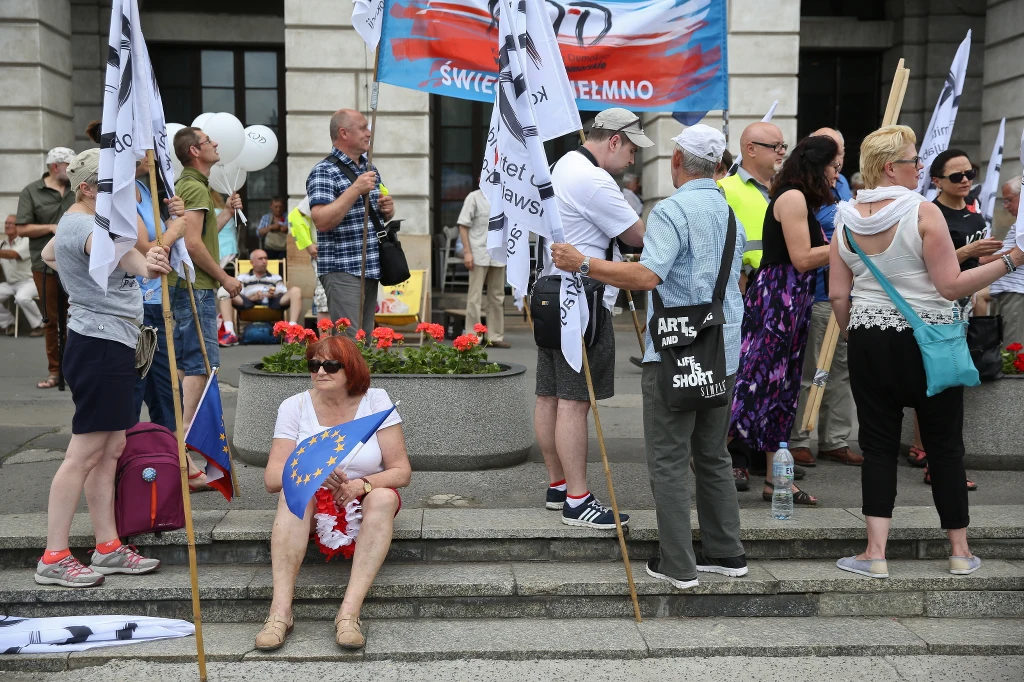 Ulicami Warszawy przeszedł marsz "Wszyscy dla Wolności" organizowany przez KOD. Ulicami Warszawy przeszedł marsz "Wszyscy dla Wolności" organizowany przez KOD.