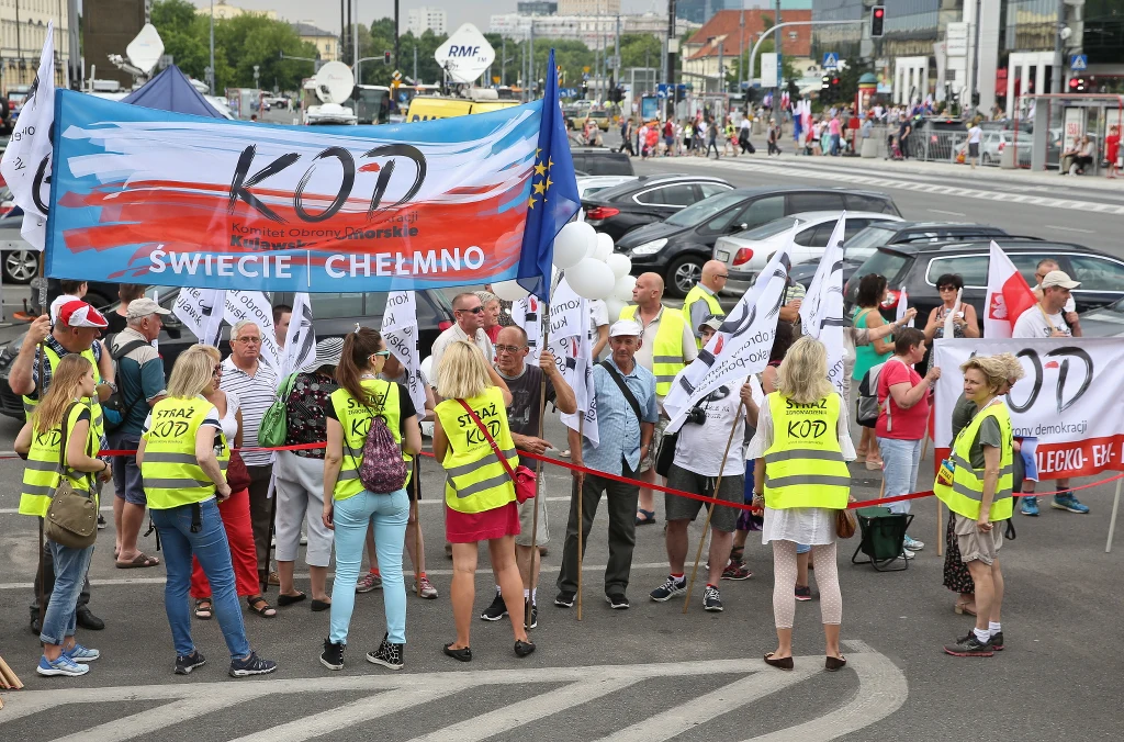 Ulicami Warszawy przeszedł marsz "Wszyscy dla Wolności" organizowany przez KOD. Ulicami Warszawy przeszedł marsz "Wszyscy dla Wolności" organizowany przez KOD.