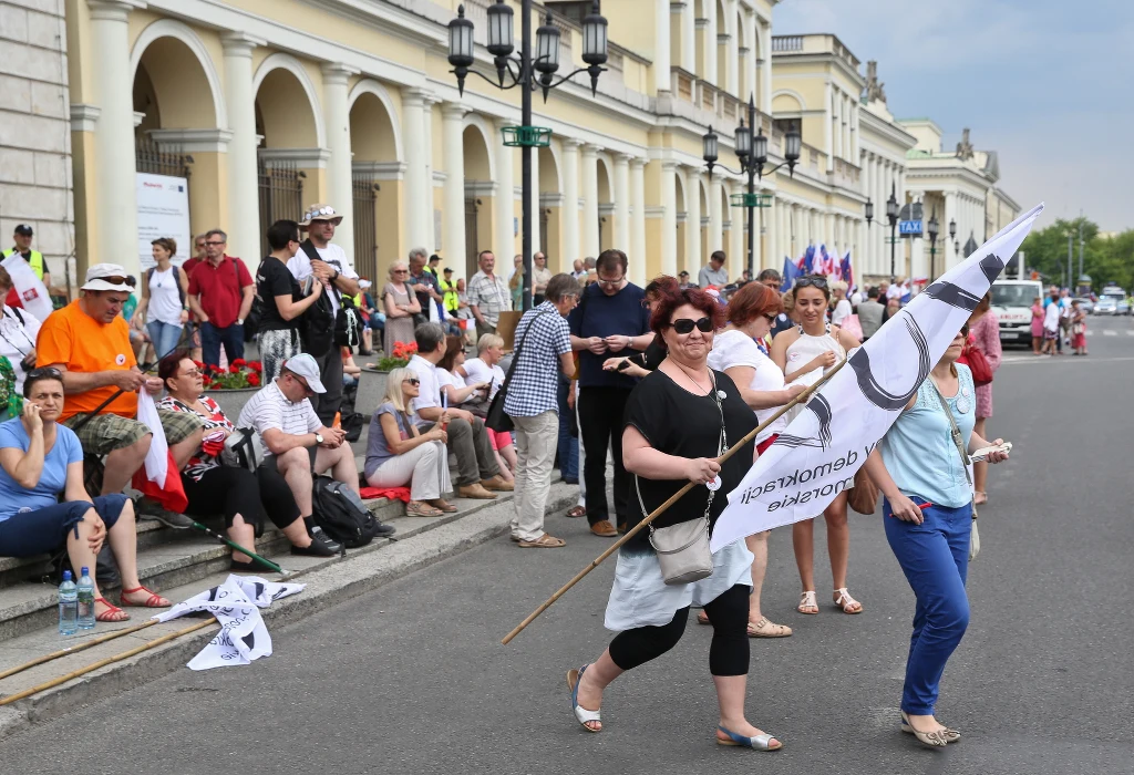 Ulicami Warszawy przeszedł marsz "Wszyscy dla Wolności" organizowany przez KOD. Ulicami Warszawy przeszedł marsz "Wszyscy dla Wolności" organizowany przez KOD.