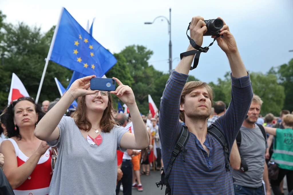 Ulicami Warszawy przeszedł marsz "Wszyscy dla Wolności" organizowany przez KOD. Ulicami Warszawy przeszedł marsz "Wszyscy dla Wolności" organizowany przez KOD.