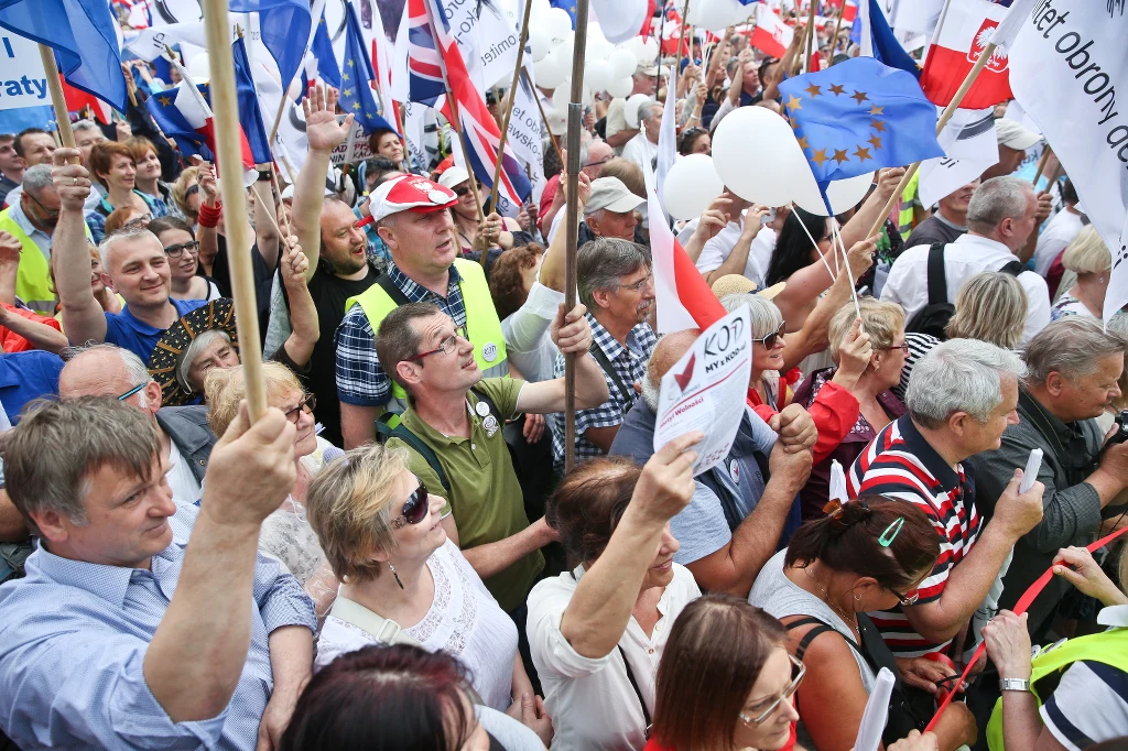 Ulicami Warszawy przeszedł marsz "Wszyscy dla Wolności" organizowany przez KOD. Ulicami Warszawy przeszedł marsz "Wszyscy dla Wolności" organizowany przez KOD.