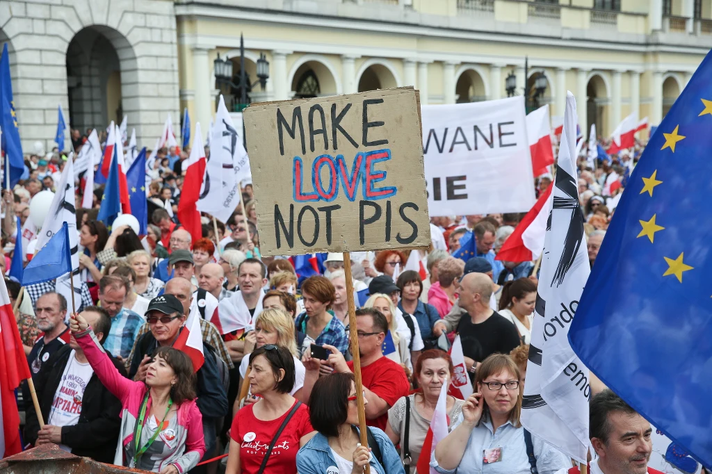 Ulicami Warszawy przeszedł marsz "Wszyscy dla Wolności" organizowany przez KOD. Ulicami Warszawy przeszedł marsz "Wszyscy dla Wolności" organizowany przez KOD.