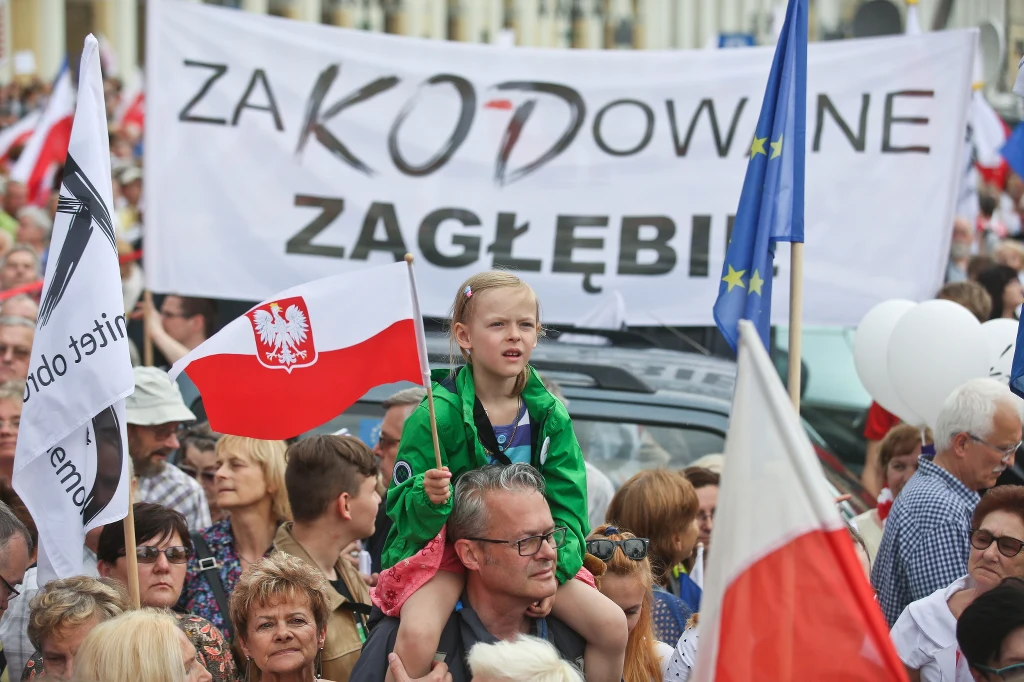 Ulicami Warszawy przeszedł marsz "Wszyscy dla Wolności" organizowany przez KOD. Ulicami Warszawy przeszedł marsz "Wszyscy dla Wolności" organizowany przez KOD.