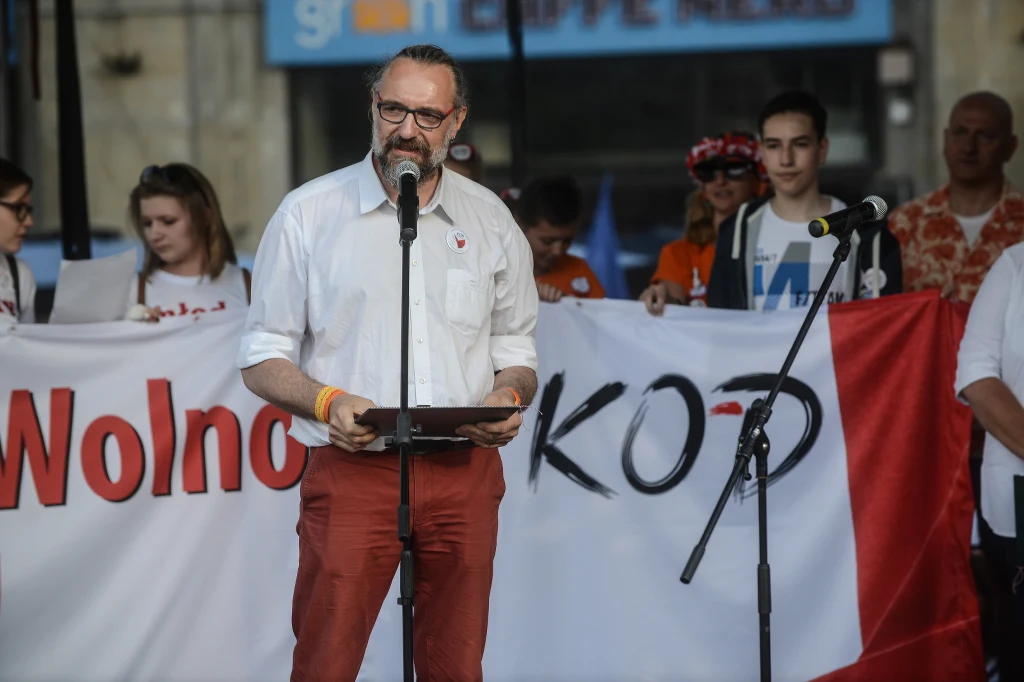 Ulicami Warszawy przeszedł marsz "Wszyscy dla Wolności" organizowany przez KOD. Ulicami Warszawy przeszedł marsz "Wszyscy dla Wolności" organizowany przez KOD.