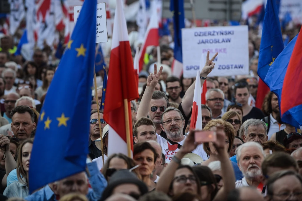 Ulicami Warszawy przeszedł marsz "Wszyscy dla Wolności" organizowany przez KOD. Ulicami Warszawy przeszedł marsz "Wszyscy dla Wolności" organizowany przez KOD.