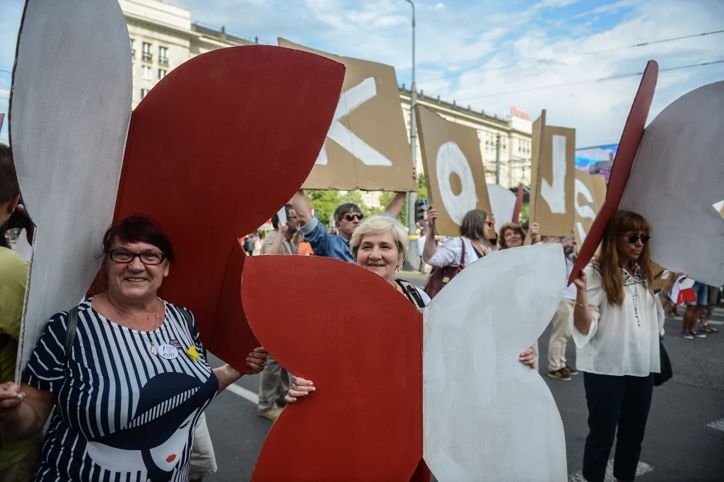 Ulicami Warszawy przeszedł marsz "Wszyscy dla Wolności" organizowany przez KOD. Ulicami Warszawy przeszedł marsz "Wszyscy dla Wolności" organizowany przez KOD.