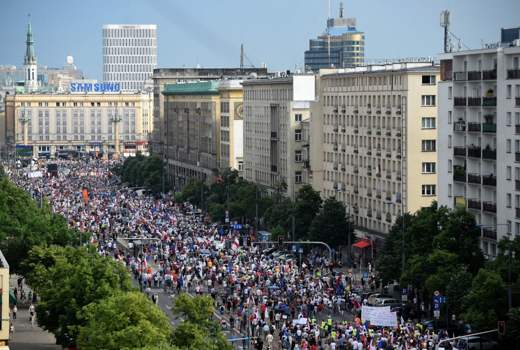 Demonstracja Komitetu Obrony Demokracji oraz ugrupowań opozycyjnych z udziałem byłych prezydentów oraz działaczy opozycyjnych przeciwko polityce PiS pod hasłem "Wszyscy dla Wolności" w Warszawie. Demonstracja Komitetu Obrony Demokracji oraz ugrupowań opozycyjnych z udziałem byłych prezydentów oraz działaczy opozycyjnych przeciwko polityce PiS pod hasłem "Wszyscy dla Wolności" w Warszawie.
