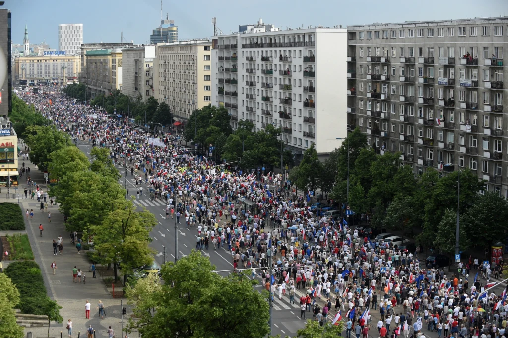 Demonstracja Komitetu Obrony Demokracji oraz ugrupowań opozycyjnych z udziałem byłych prezydentów oraz działaczy opozycyjnych przeciwko polityce PiS pod hasłem "Wszyscy dla Wolności" w Warszawie. Demonstracja Komitetu Obrony Demokracji oraz ugrupowań opozycyjnych z udziałem byłych prezydentów oraz działaczy opozycyjnych przeciwko polityce PiS pod hasłem "Wszyscy dla Wolności" w Warszawie.
