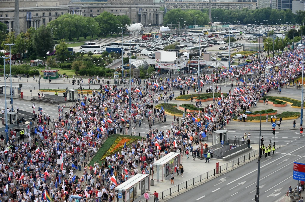 Demonstracja Komitetu Obrony Demokracji oraz ugrupowań opozycyjnych z udziałem byłych prezydentów oraz działaczy opozycyjnych przeciwko polityce PiS pod hasłem "Wszyscy dla Wolności" w Warszawie. Demonstracja Komitetu Obrony Demokracji oraz ugrupowań opozycyjnych z udziałem byłych prezydentów oraz działaczy opozycyjnych przeciwko polityce PiS pod hasłem "Wszyscy dla Wolności" w Warszawie.