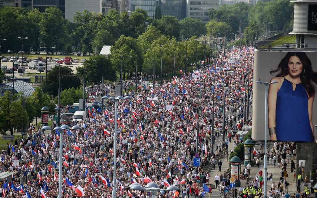 Demonstracja Komitetu Obrony Demokracji oraz ugrupowań opozycyjnych z udziałem byłych prezydentów oraz działaczy opozycyjnych przeciwko polityce PiS pod hasłem "Wszyscy dla Wolności" w Warszawie. Demonstracja Komitetu Obrony Demokracji oraz ugrupowań opozycyjnych z udziałem byłych prezydentów oraz działaczy opozycyjnych przeciwko polityce PiS pod hasłem "Wszyscy dla Wolności" w Warszawie.