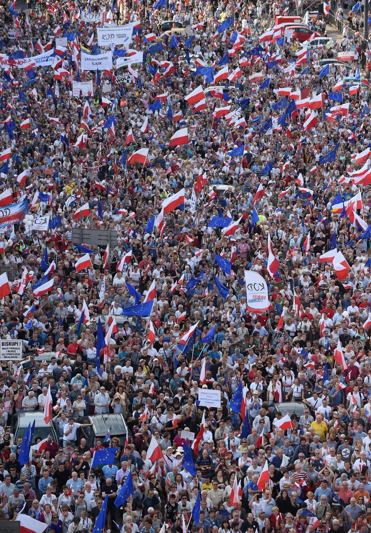 Demonstracja Komitetu Obrony Demokracji oraz ugrupowań opozycyjnych z udziałem byłych prezydentów oraz działaczy opozycyjnych przeciwko polityce PiS pod hasłem "Wszyscy dla Wolności" w Warszawie. Demonstracja Komitetu Obrony Demokracji oraz ugrupowań opozycyjnych z udziałem byłych prezydentów oraz działaczy opozycyjnych przeciwko polityce PiS pod hasłem "Wszyscy dla Wolności" w Warszawie.