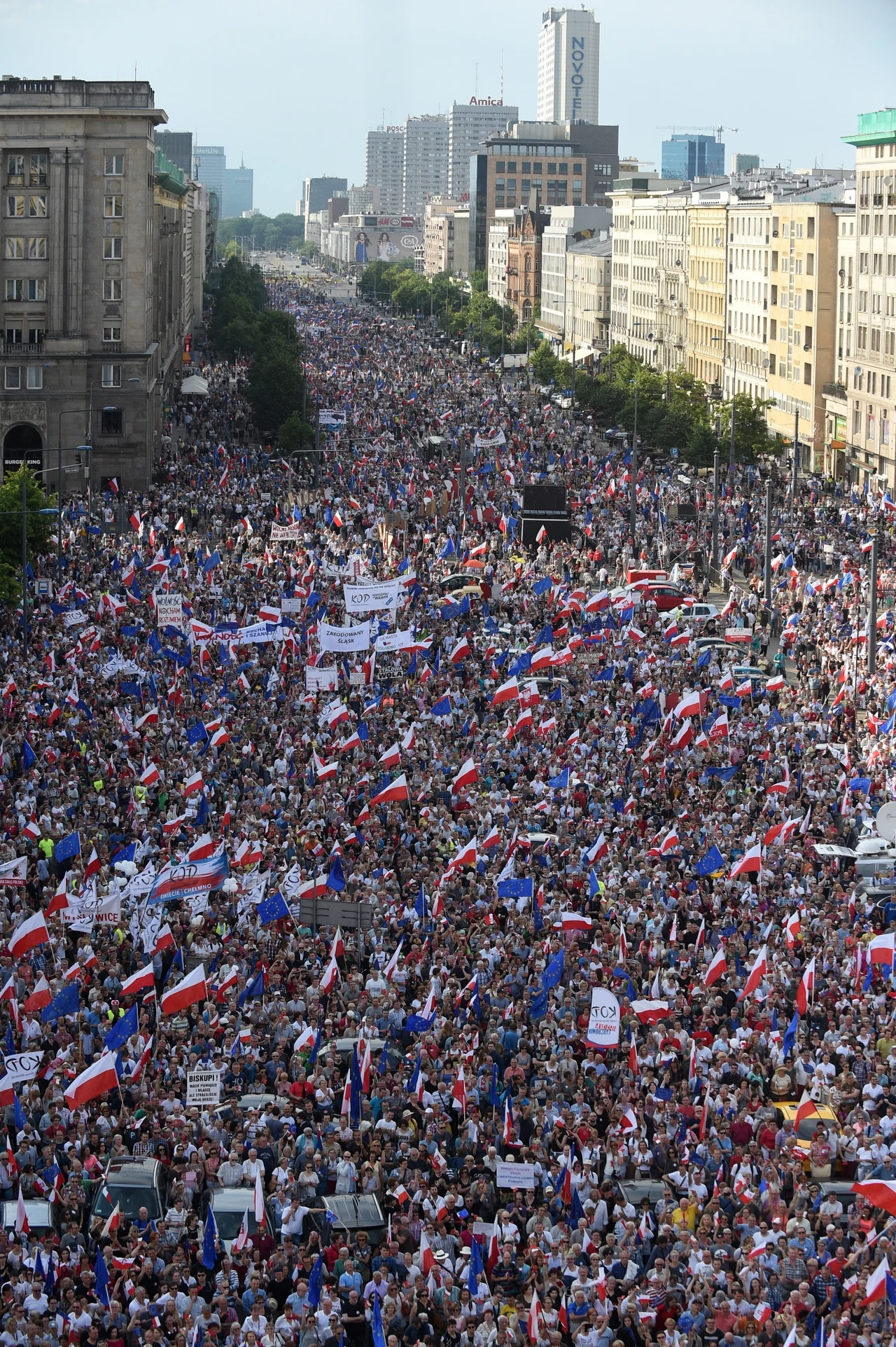Demonstracja Komitetu Obrony Demokracji oraz ugrupowań opozycyjnych z udziałem byłych prezydentów oraz działaczy opozycyjnych przeciwko polityce PiS pod hasłem "Wszyscy dla Wolności" w Warszawie. Demonstracja Komitetu Obrony Demokracji oraz ugrupowań opozycyjnych z udziałem byłych prezydentów oraz działaczy opozycyjnych przeciwko polityce PiS pod hasłem "Wszyscy dla Wolności" w Warszawie.