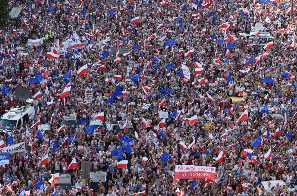 Demonstracja Komitetu Obrony Demokracji oraz ugrupowań opozycyjnych z udziałem byłych prezydentów oraz działaczy opozycyjnych przeciwko polityce PiS pod hasłem "Wszyscy dla Wolności" w Warszawie. Demonstracja Komitetu Obrony Demokracji oraz ugrupowań opozycyjnych z udziałem byłych prezydentów oraz działaczy opozycyjnych przeciwko polityce PiS pod hasłem "Wszyscy dla Wolności" w Warszawie.