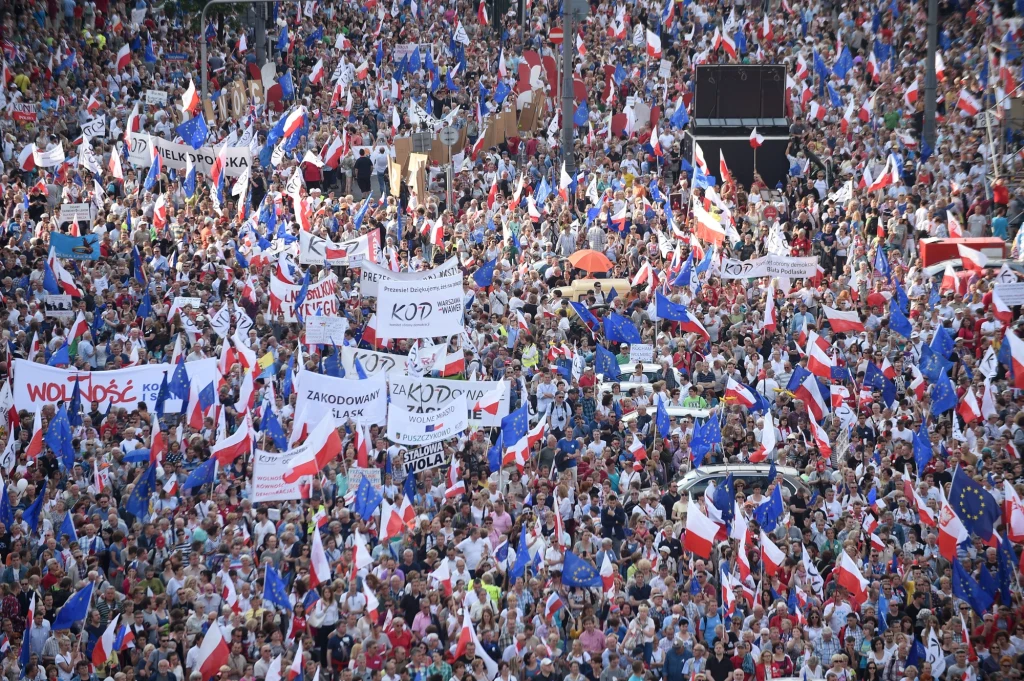 Demonstracja Komitetu Obrony Demokracji oraz ugrupowań opozycyjnych z udziałem byłych prezydentów oraz działaczy opozycyjnych przeciwko polityce PiS pod hasłem "Wszyscy dla Wolności" w Warszawie. Demonstracja Komitetu Obrony Demokracji oraz ugrupowań opozycyjnych z udziałem byłych prezydentów oraz działaczy opozycyjnych przeciwko polityce PiS pod hasłem "Wszyscy dla Wolności" w Warszawie.